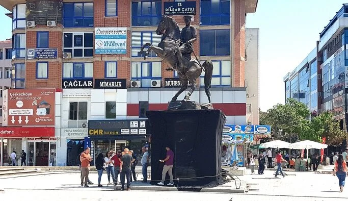 Atatürk Anıtı Çerkezköy Belediye Meydanı’ndaki yerine yerleştirilirken