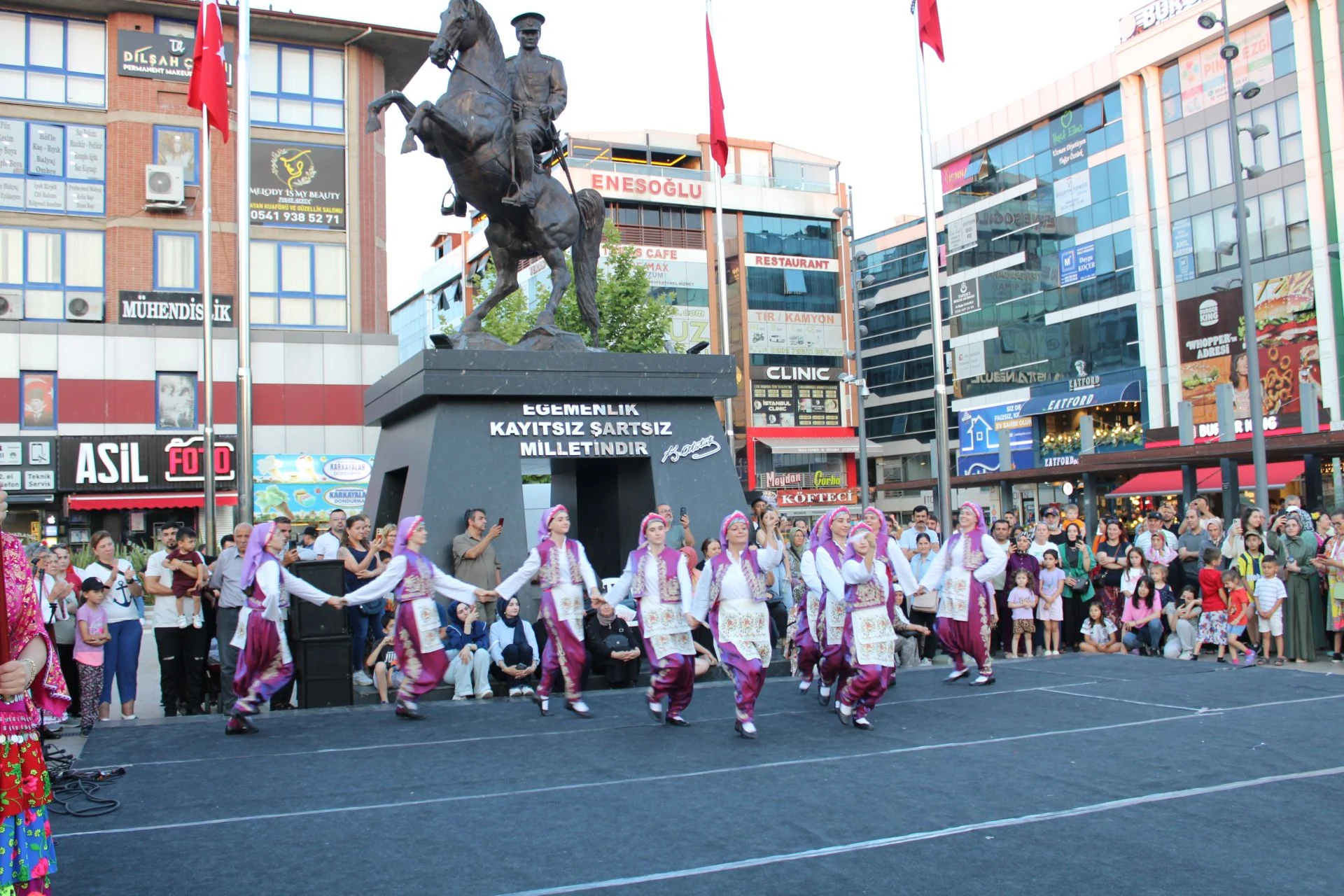 Çerkezköy Belediye Meydanı’nda halk oyunları gösterisi