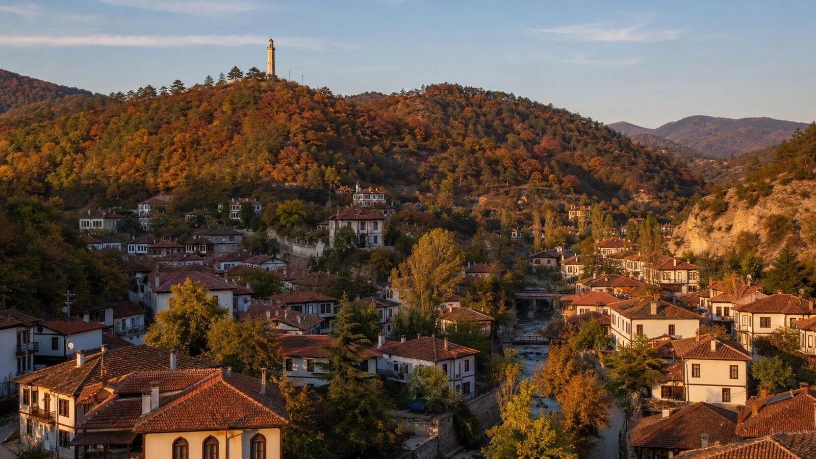 Göynük'ün Osmanlı evleri ve tepede Zafer Kulesi