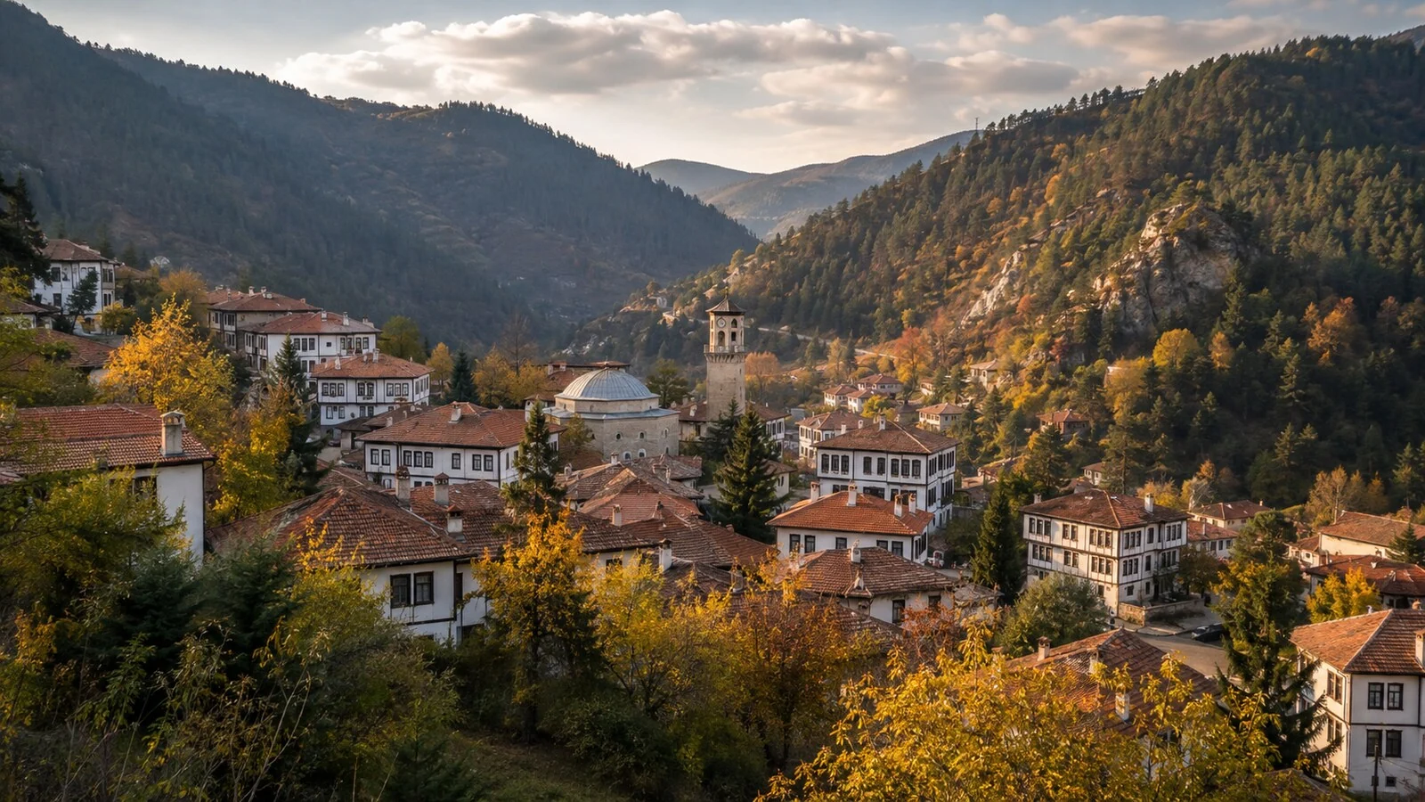 Mudurnu'nun tarihî evleri, saat kulesi ve ormanlık vadi
