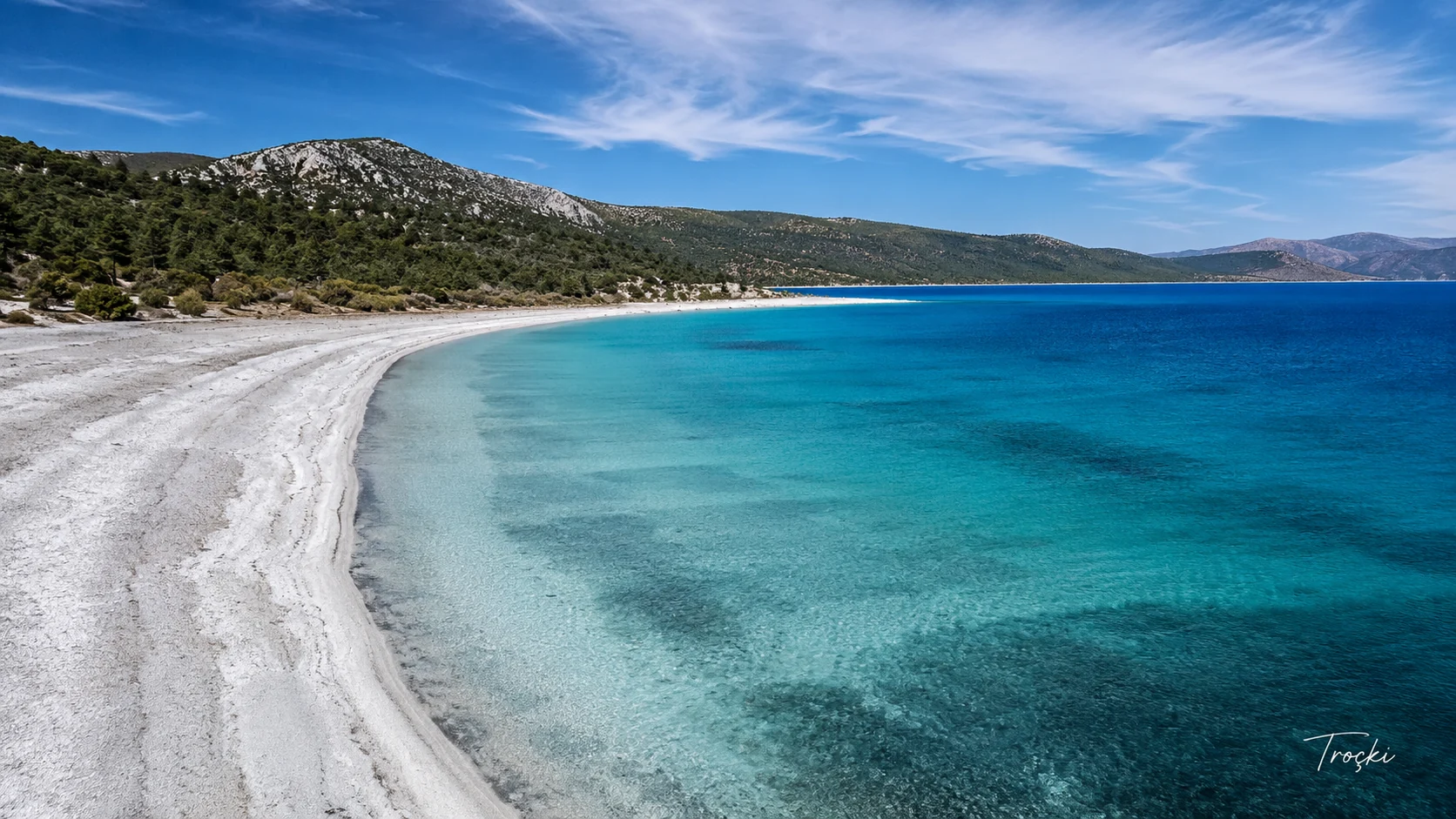 Salda Gölü’nün beyaz mineral kıyısı ve turkuaz suları