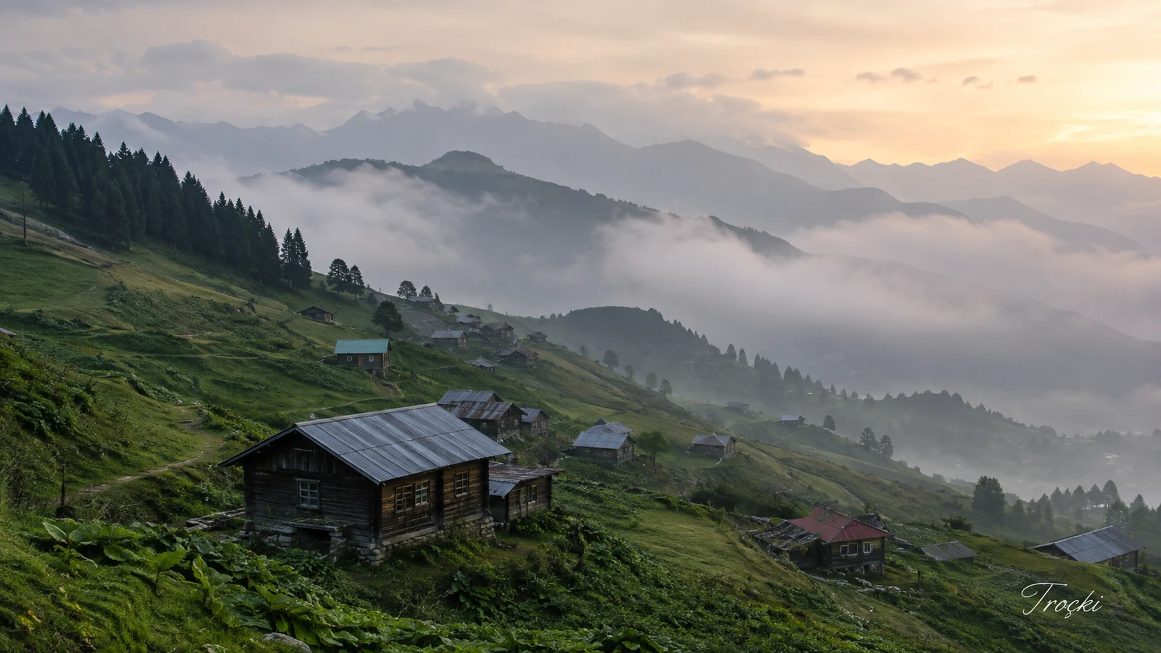 Kaçkar Dağları’nda sisler içindeki yeşil yayla ve ahşap evler
